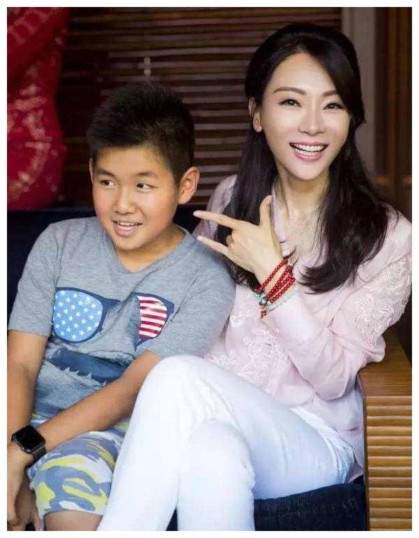 赵胤胤之前跟叶一茜的经纪人黄子珈有过一段婚姻,有个儿子小名叫大象.