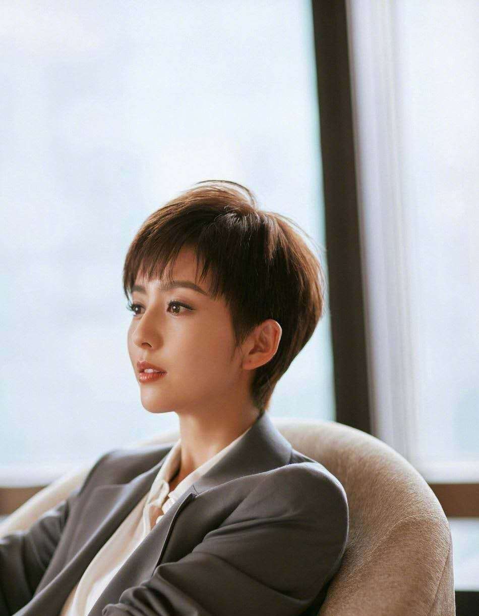 霸道女总裁上线佟丽娅帅气短发配西装攻气十足