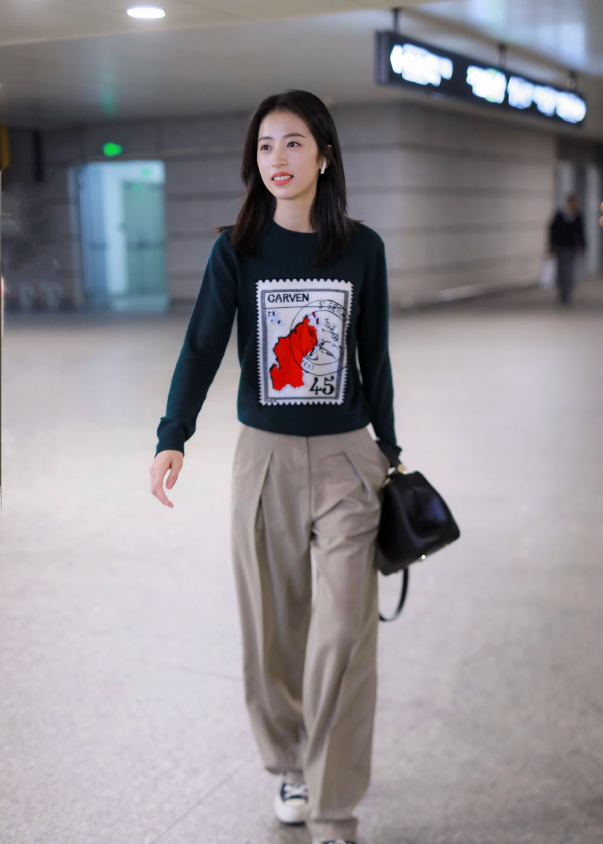 又是一位靠衣品圈粉的明星 宝藏女孩周雨彤私服:舒适与时髦兼具