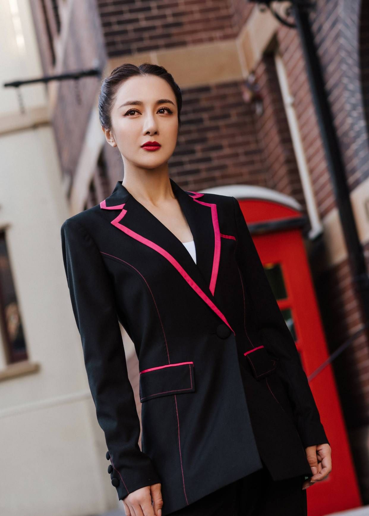 李依晓——烈焰红唇女人的魅力