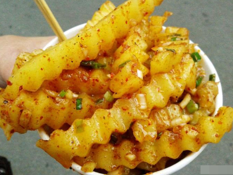 去逛街最容易被哪种路边摊小吃诱惑?看看哪种美食搞大了你的肚子?