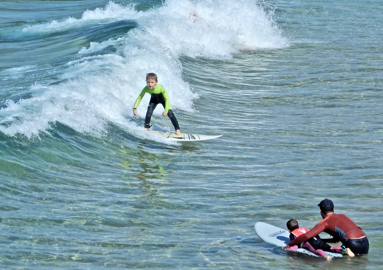 澳洲孩子后生可畏,这么小就去大海里冲浪了