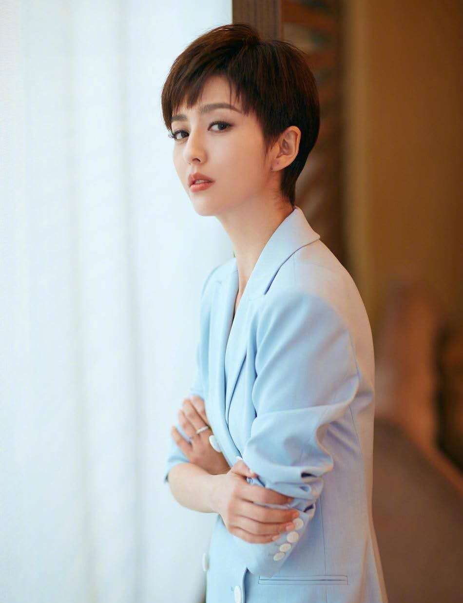 霸道女总裁上线佟丽娅帅气短发配西装攻气十足