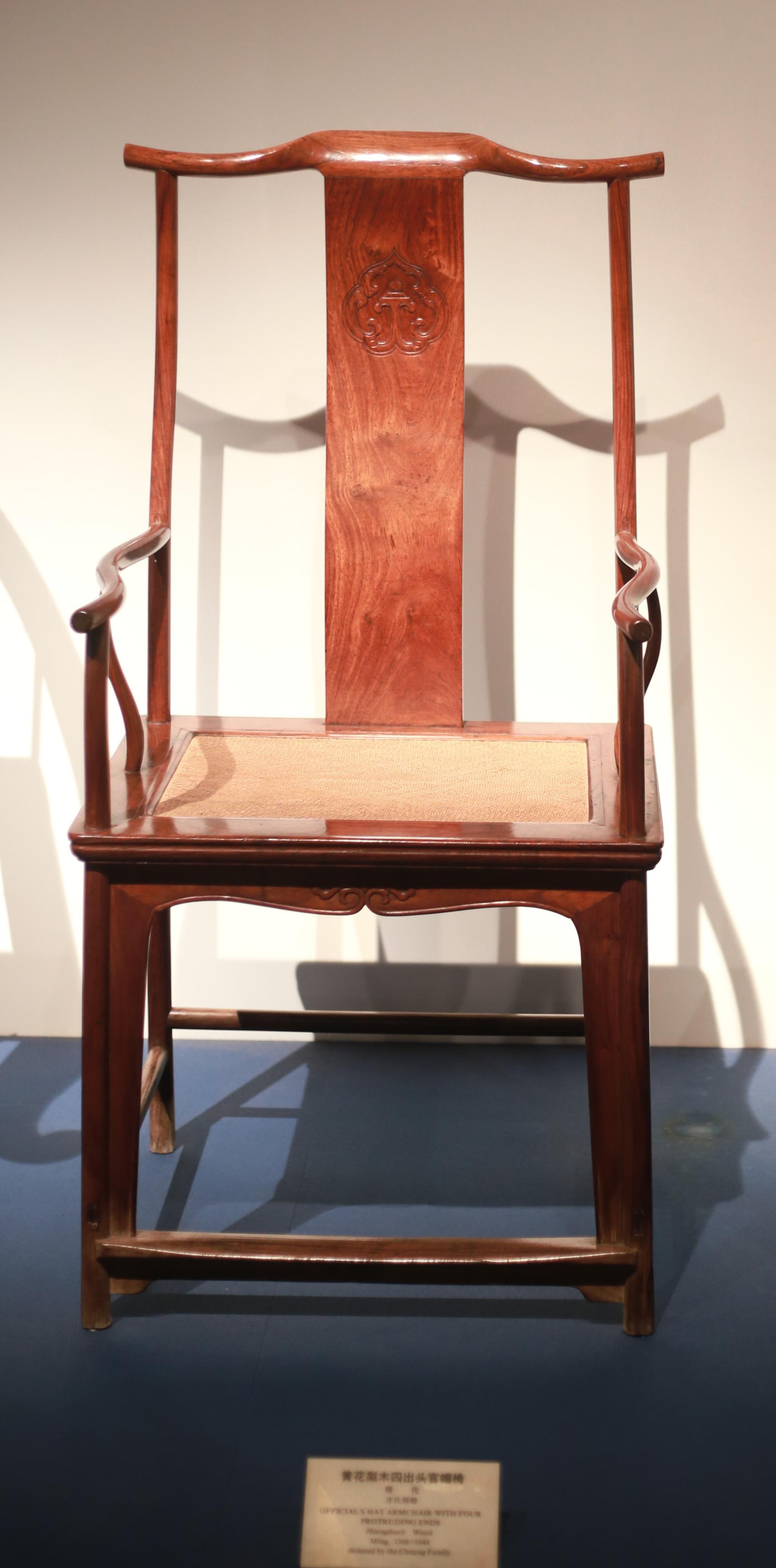 明式家具守拙与婉约:四出头素官帽椅和四出头弯材官帽椅对比品鉴