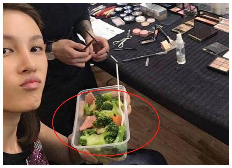 明星减肥餐:黄晓明吃生吃菜叶,杨幂吃沙拉,刘涛的亮了!