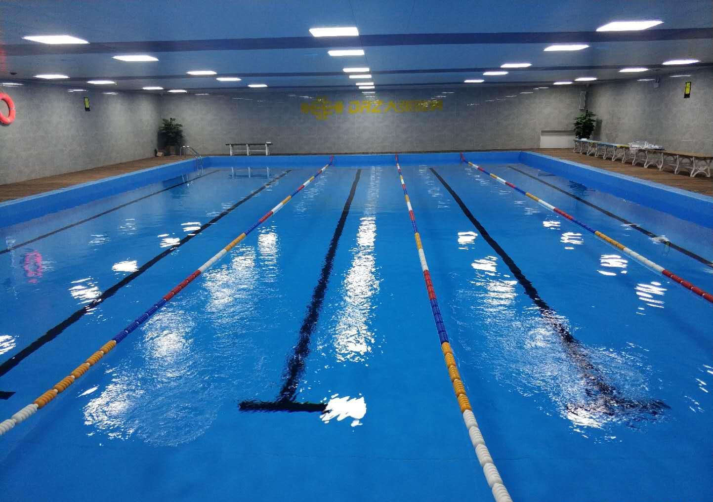 一,比赛标准游泳池:供正规游泳比赛用的场所,一般采用泳池砖规格是