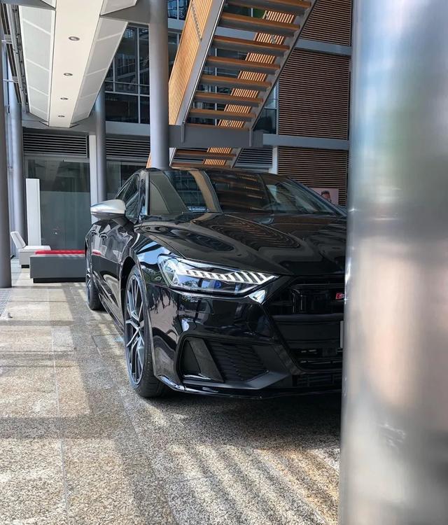 全新奥迪s7,黑武士更运动,实力偶像派车型