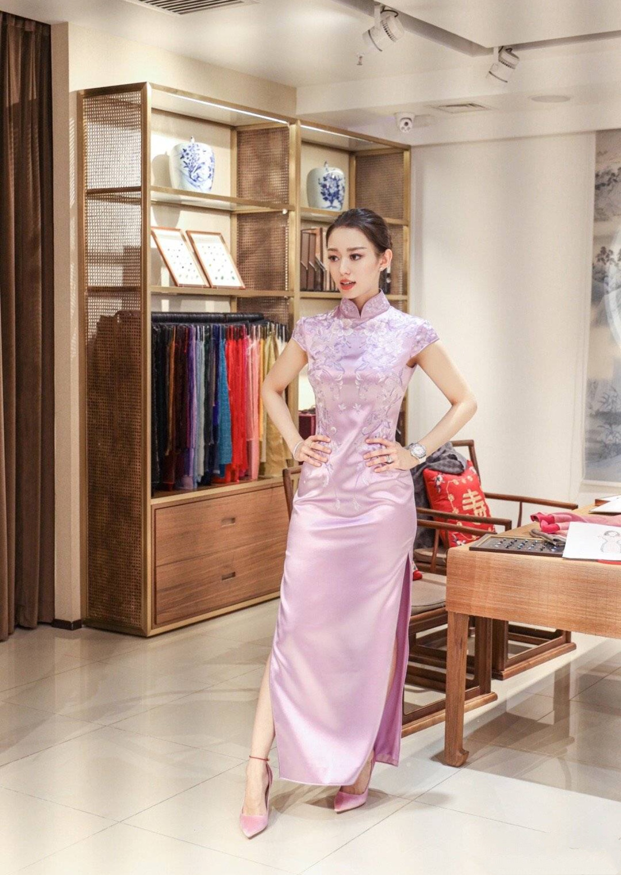 1 / 6 近日,郎朗妻子吉娜在节目中穿了旗袍,引起网友热议.