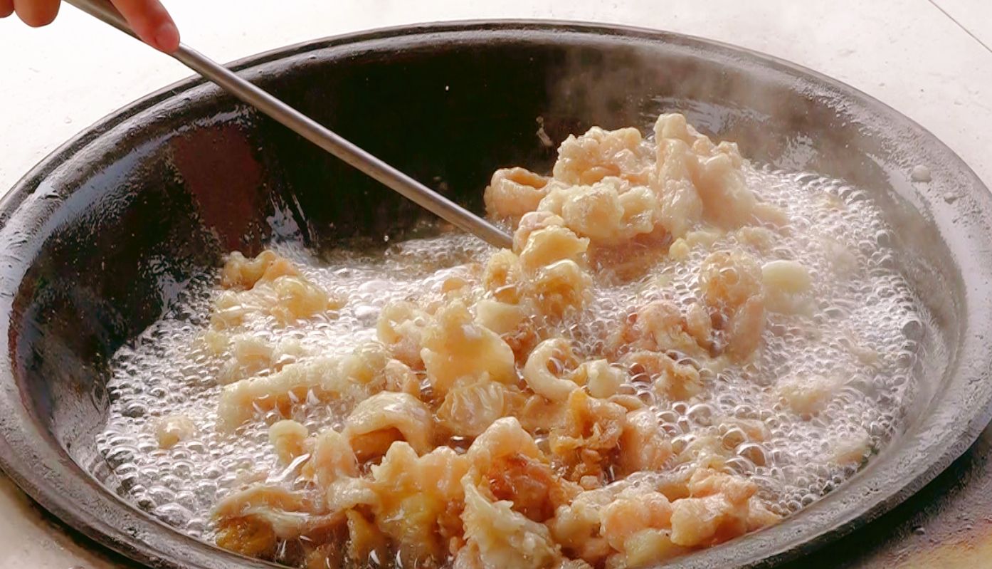 炼猪油做油渣金黄酥脆口感好撒上一把椒盐更加美味