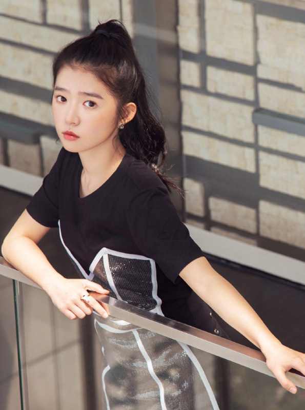 女演员何蓝逗高马尾利落时尚写真_高清图集_新浪网