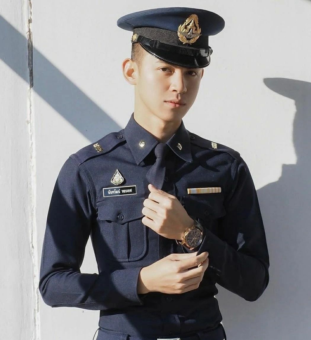 泰国阳光帅哥警察穿紧身制服什么样?话不多说,进来随意感受下