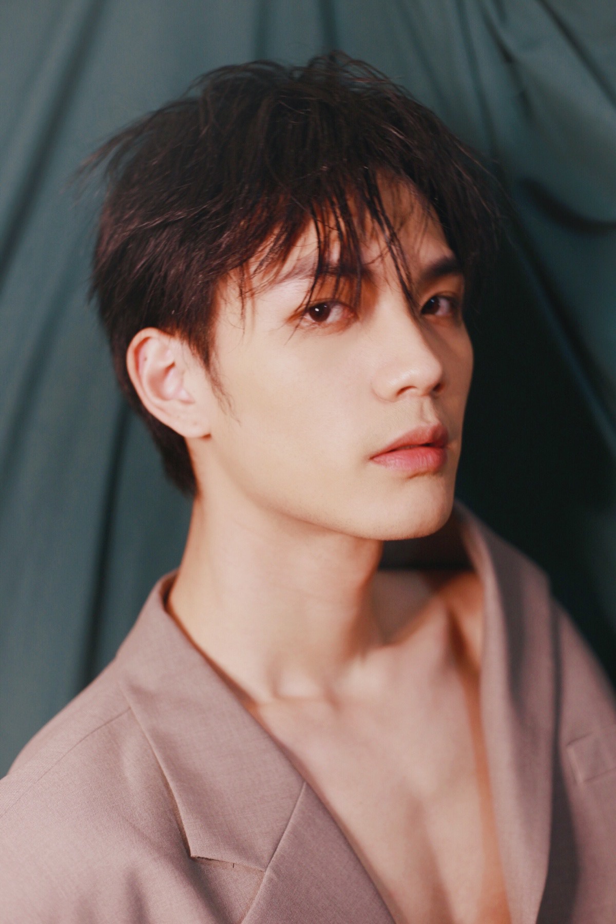 刘宸羽超a写真曝光慵懒不羁凸显少年魅力