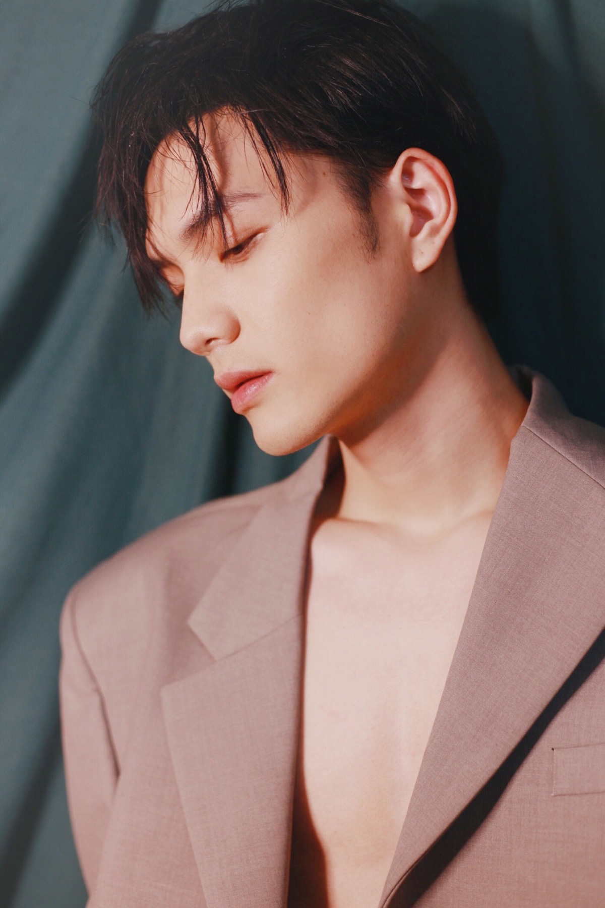 刘宸羽超a写真曝光,慵懒不羁凸显少年魅力