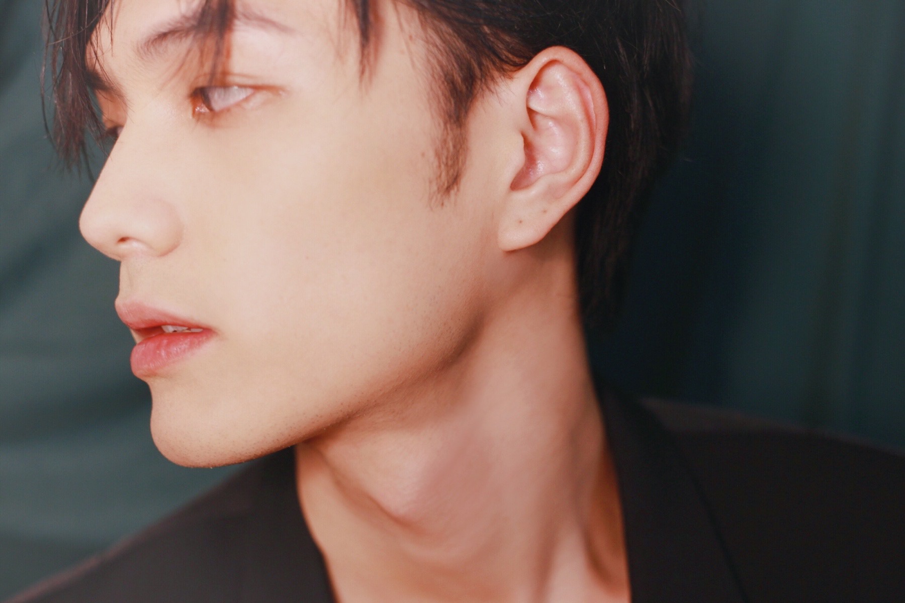 刘宸羽超a写真曝光慵懒不羁凸显少年魅力