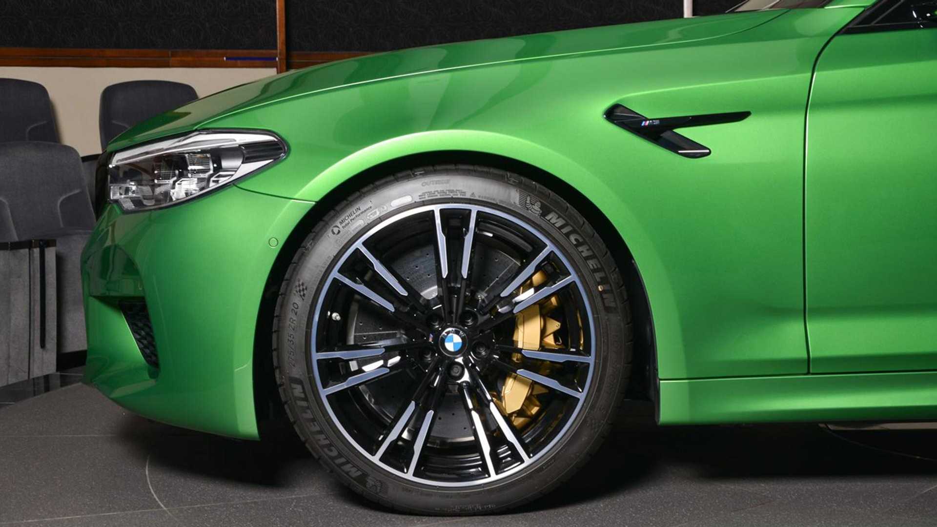 采用汽车拉力赛绿的宝马m5艳丽的让人妒忌