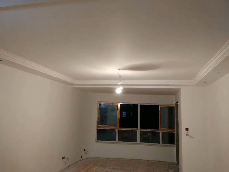 客餐厅采用的石膏板条形吊顶卧室采用走一圈石膏线条