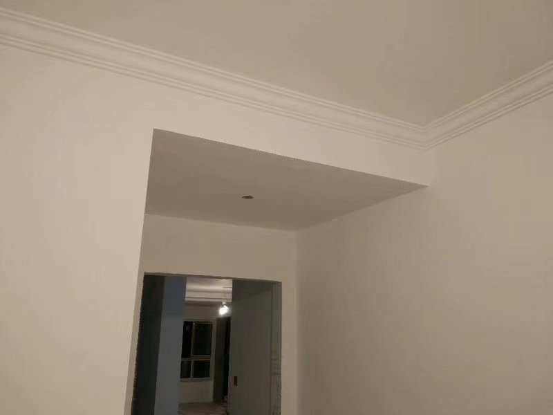 客餐厅采用的石膏板条形吊顶卧室采用走一圈石膏线条