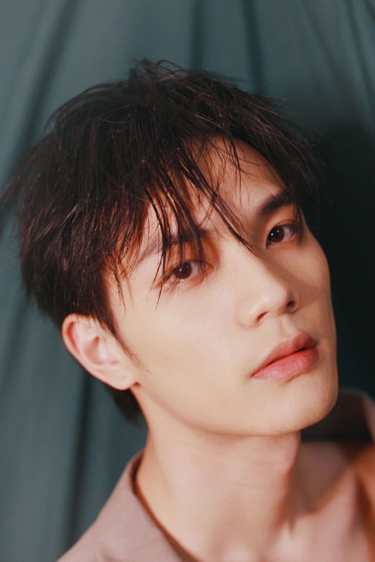 刘宸羽超a写真曝光慵懒不羁凸显少年魅力