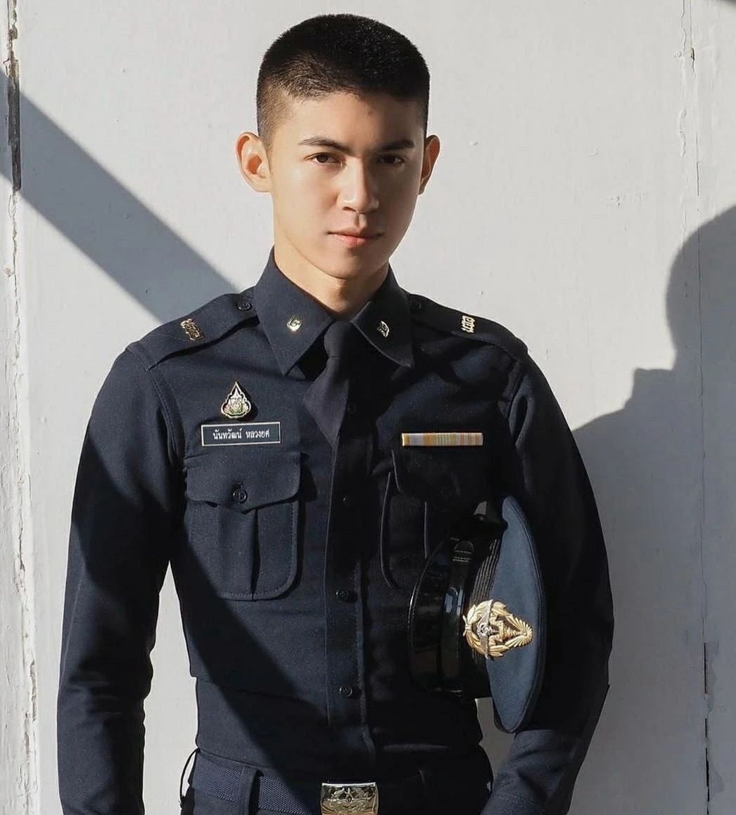 泰国阳光帅哥警察穿紧身制服什么样?话不多说,进来随意感受下_高清图