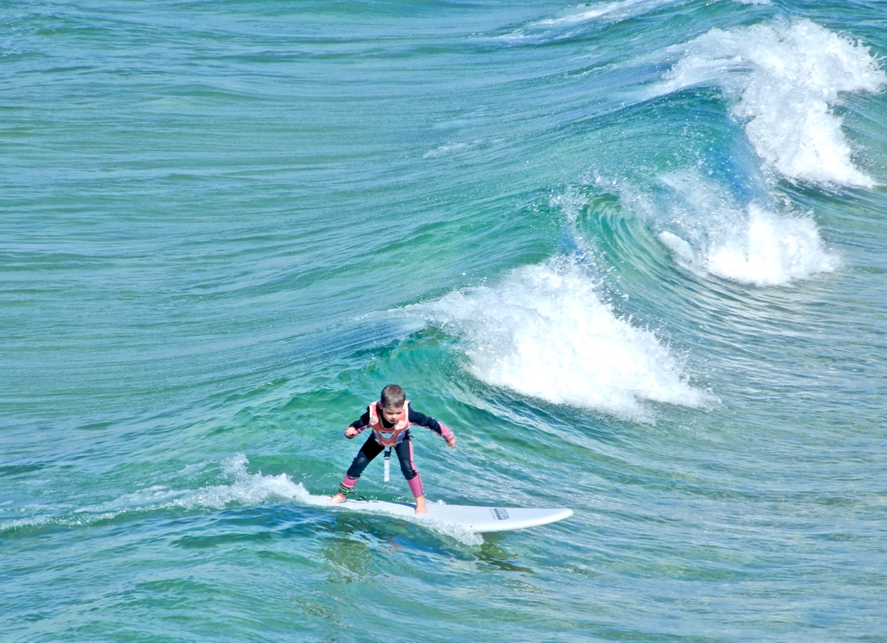 澳洲孩子后生可畏,这么小就去大海里冲浪了