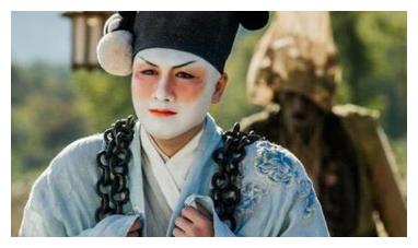 7,杨一威扮演猪八戒非常自恋,他常常手持粉饼补妆,油头粉面的造型