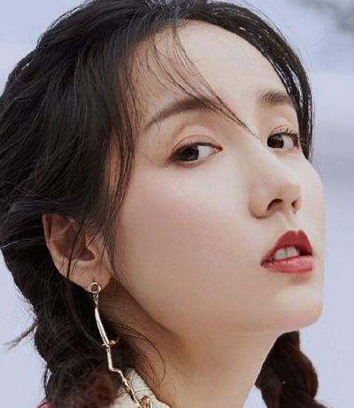 吕一甜美温婉写真，知性优雅，高清图片