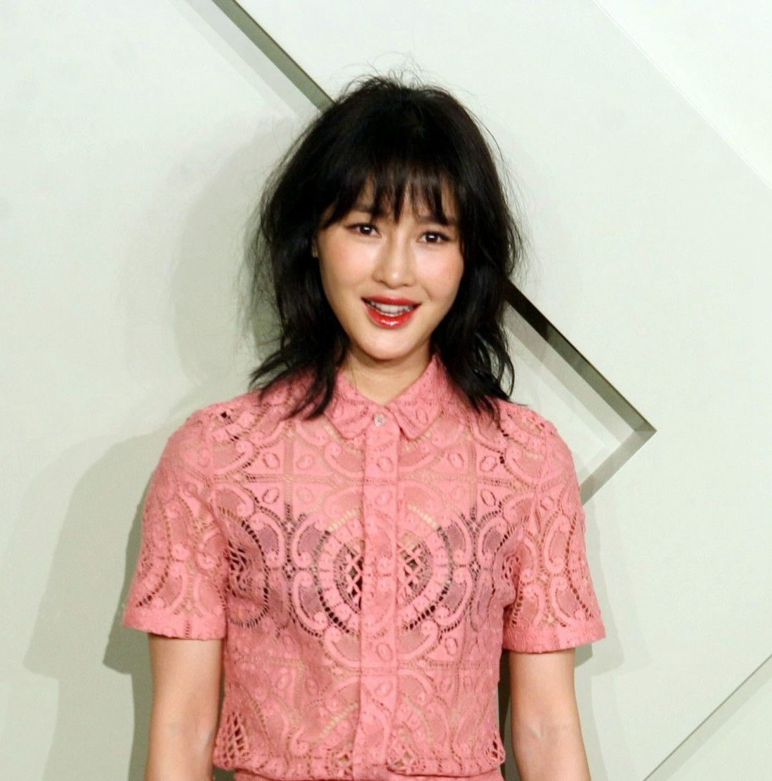 图六是气质出众的杜鹃,短发造型超吸睛,干净利落!