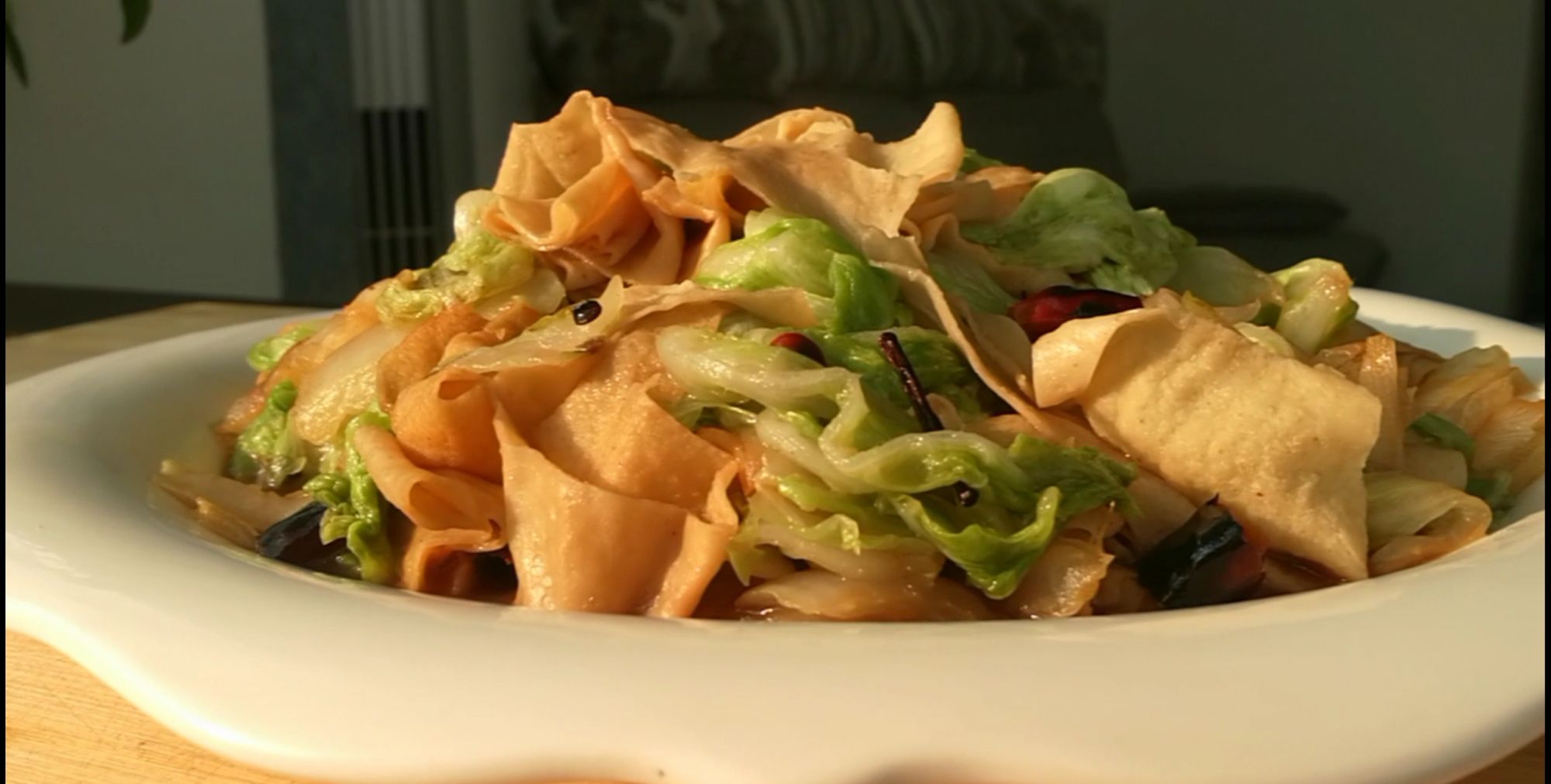 蛋白肉和白菜一起炒,豆皮有嚼劲,白菜吃着香,简直是完美搭配哦