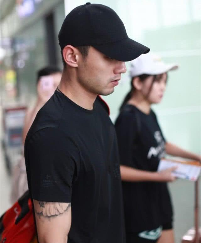 张继科一身黑t恤亮相,目光全在右臂纹身上,刘国梁:瞎折腾