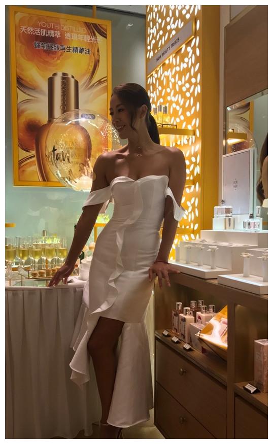 梁靖琪还真的是和性感较劲上了,她选择的一袭白色衣裙设计十分诱人,逼