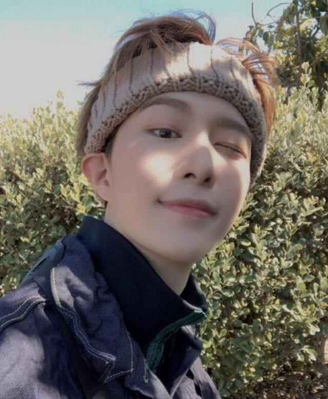 范丞丞更博发九宫格自拍照不够数拿大头贴凑还不忘要粉丝夸