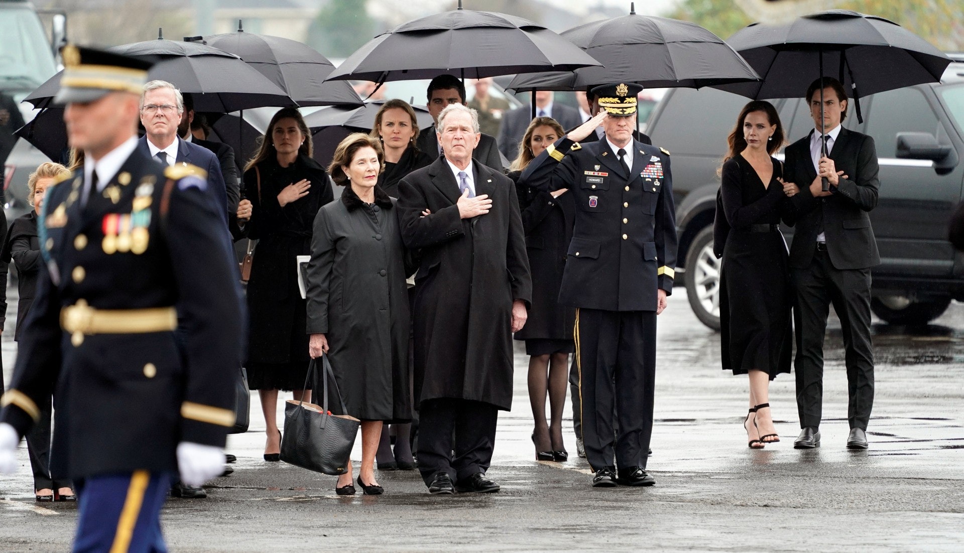 老布什追思会姚明现身出席,万人沿途最后送别!