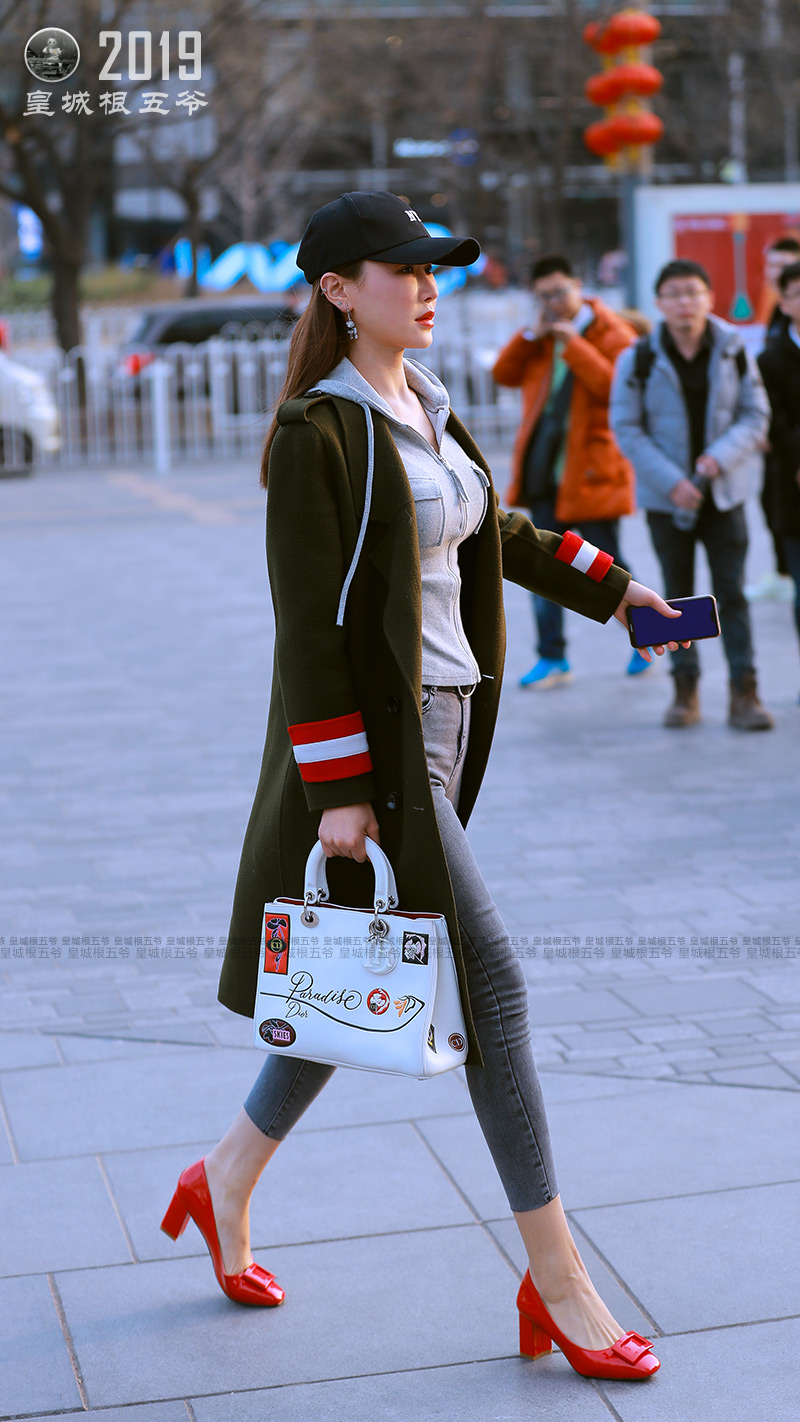 三里屯美女总是风姿绰约她们的造型都蕴含着自己的个人特色