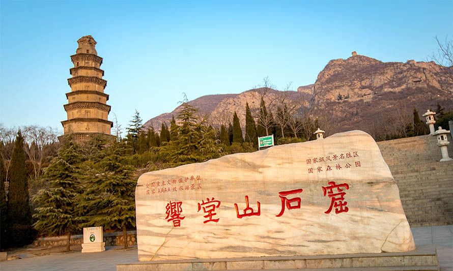 河北峰峰:北响堂山有一群小和尚石像被困在木笼内