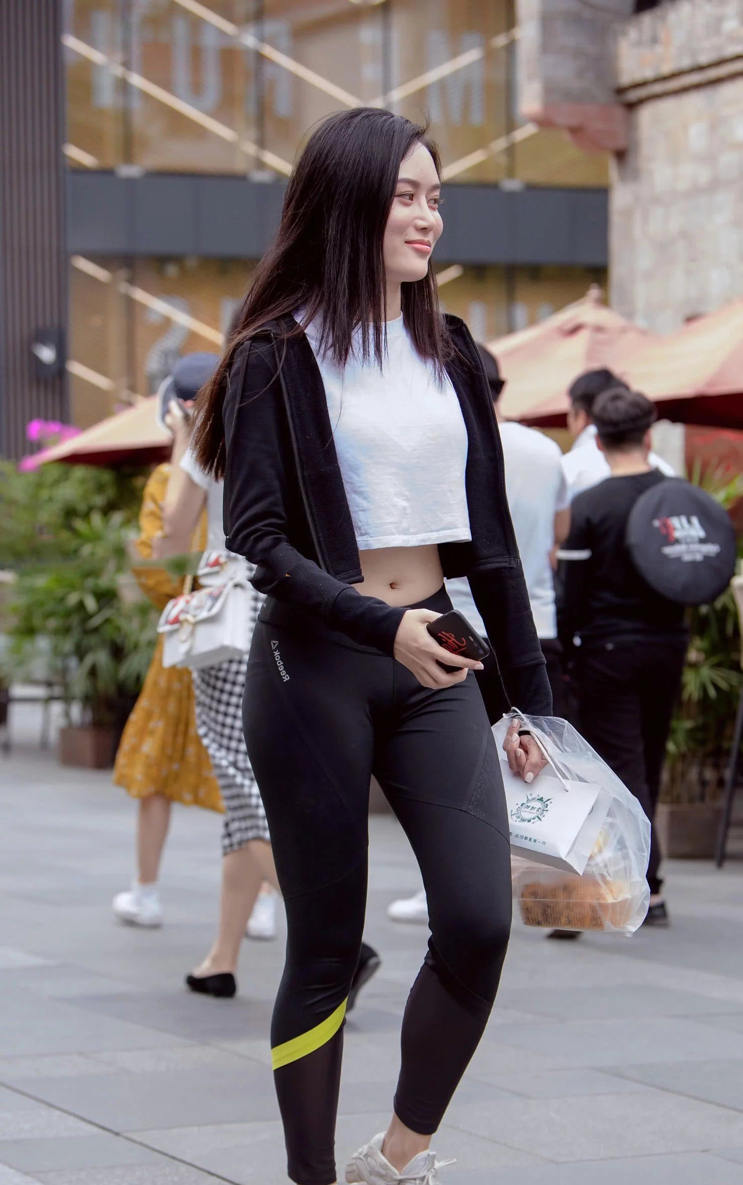 街拍两位小姐姐各穿一条超短裤身材好颜值高太亮眼