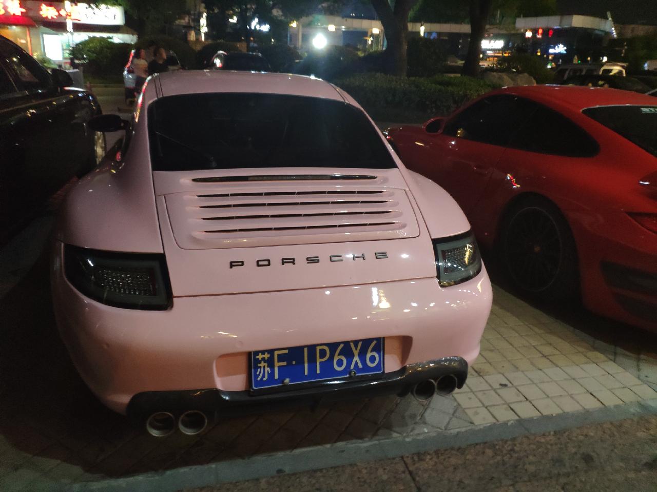 南通某酒吧门口实拍2部保时捷跑车一红一粉太醒目了