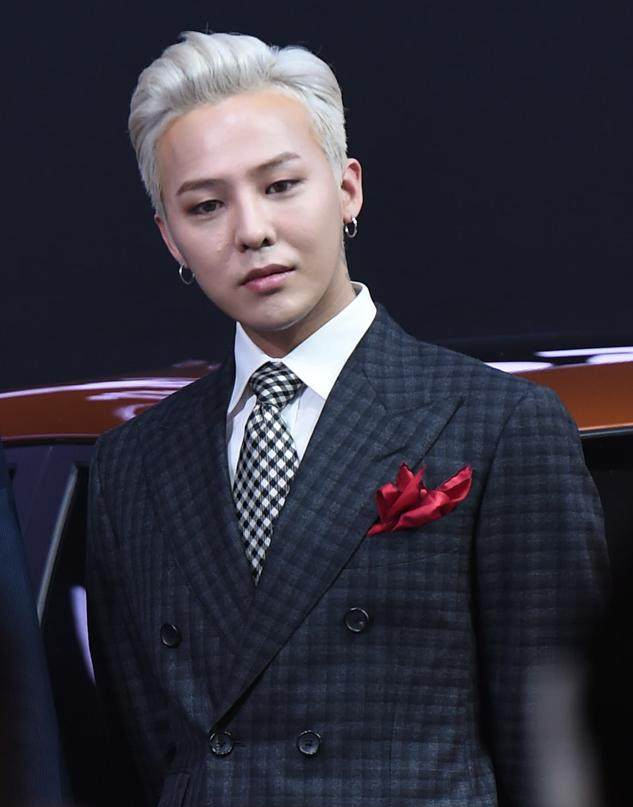 当男明星染了白发,胡歌帅气不减,邓超显苍老,吴秀波小迷妹最爱