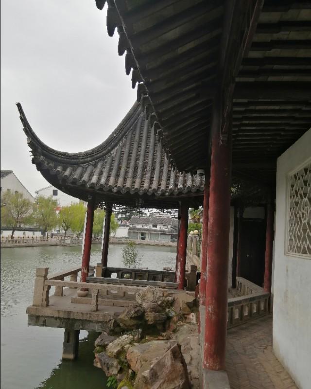 沧浪亭里的亭子都是方形的.