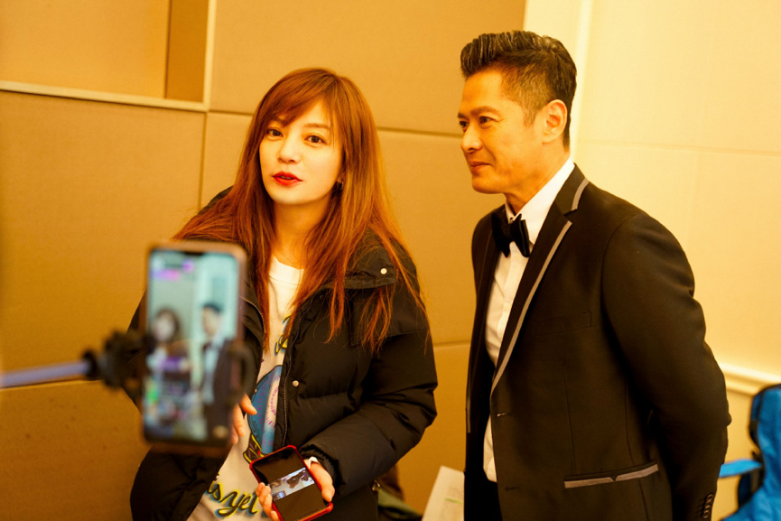 爱奇艺自制剧谁都渴望遇见你独家探班赵薇现场直播解读花语