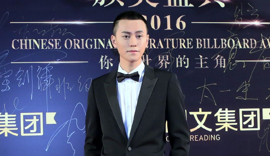 就算是光头又或者是平头,秦俊杰都超级帅气,这就是颜值啊不管是现代剧