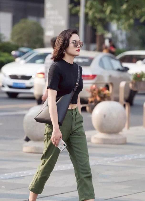 街拍 气质凸显的女子 个性的穿着 赚足了回头率 街拍 气质凸显的女子 个性的穿着 赚足了回头率