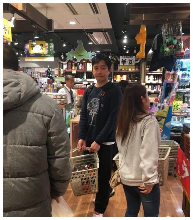 梁朝伟和刘嘉玲现身日本超市购物,两人打扮低调,形似路人