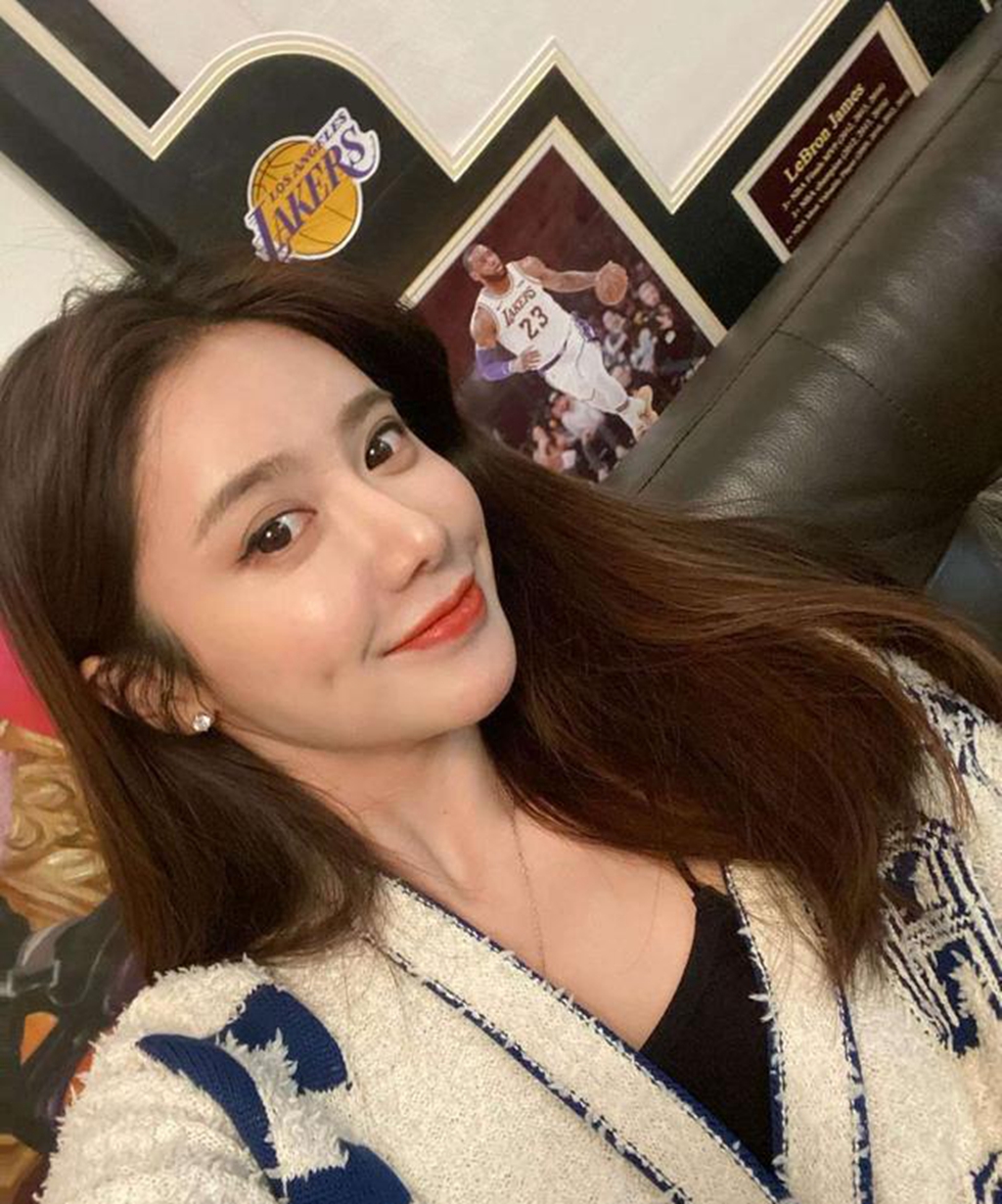 美娜在直播间一展歌喉!忘记关掉麦克风,看到球迷截图后晒出美照