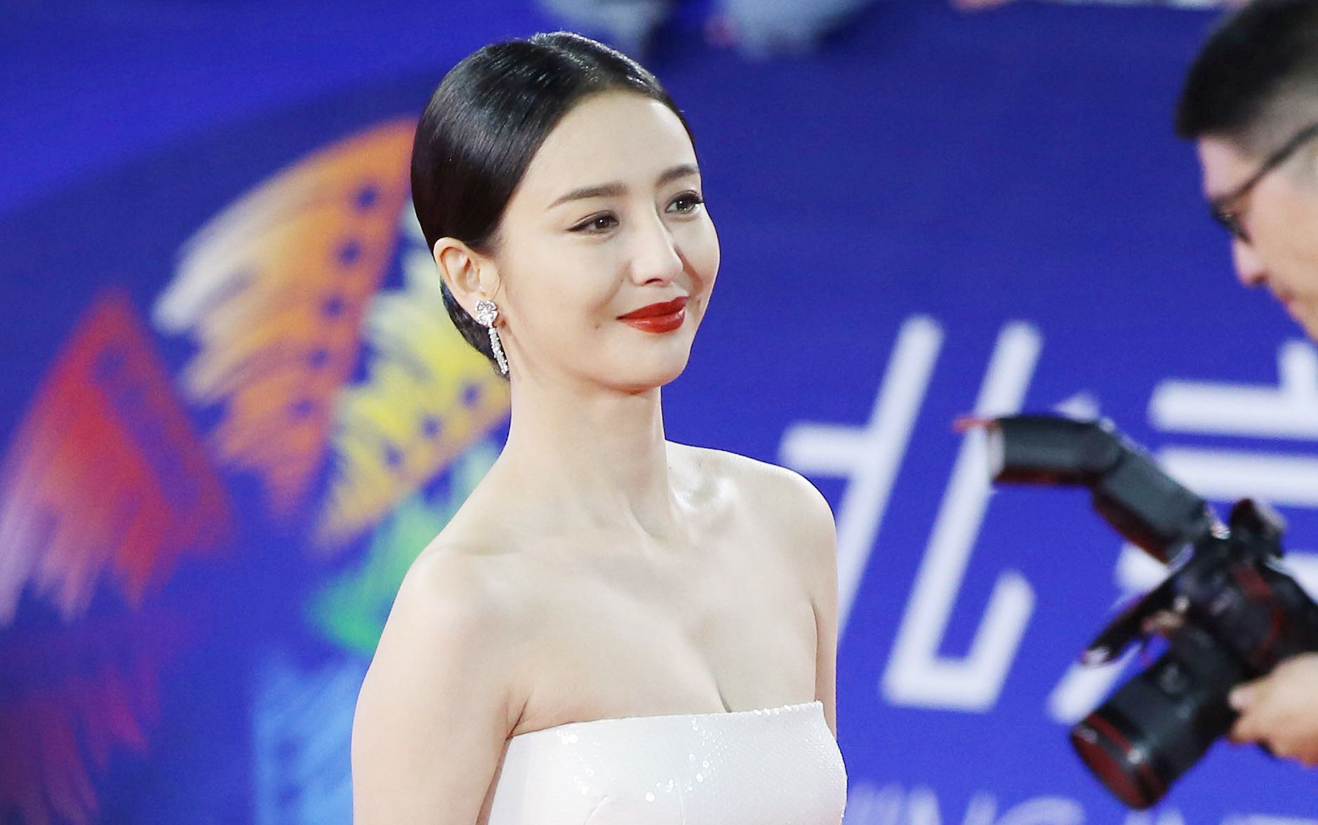 佟丽娅抹胸白裙抢眼好身材一览无余手捂胸口防走光