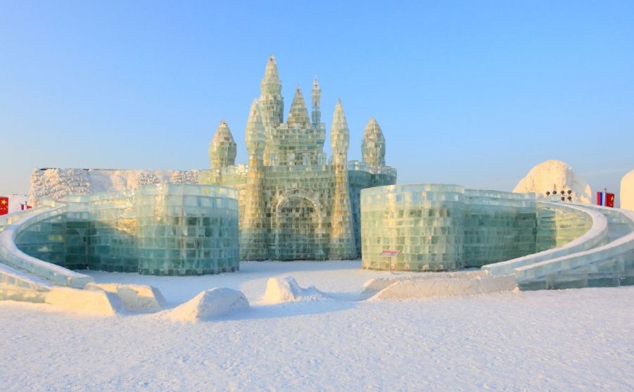 在这里可欣赏漂亮的冰雕,雪雕以及冰雪城堡,夜间在各色灯光渲染下的