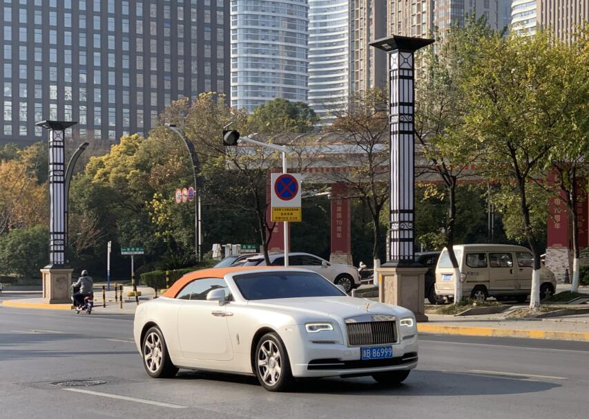 南通崇川区街头实拍劳斯莱斯曜影,金色敞篷很亮眼!