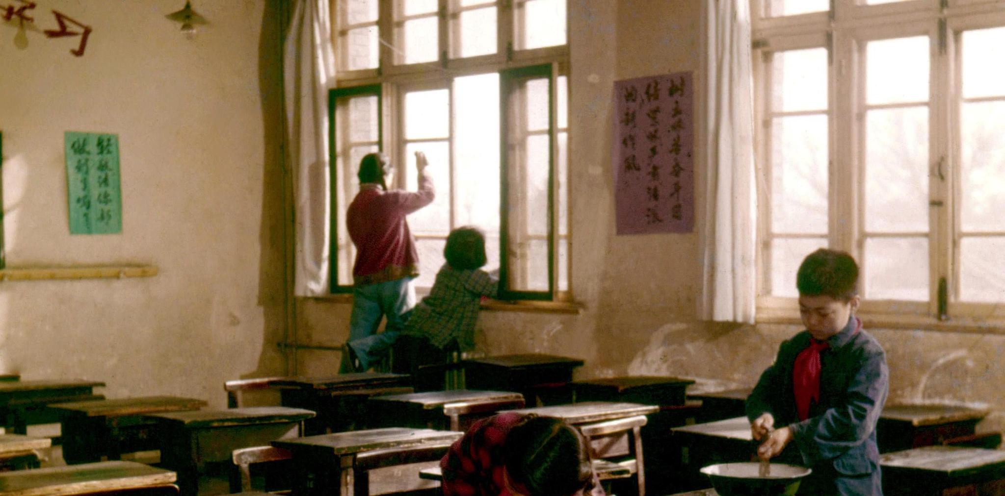 老照片:上世纪60年代,小学生的课余生活旧影,还会帮父母做家务