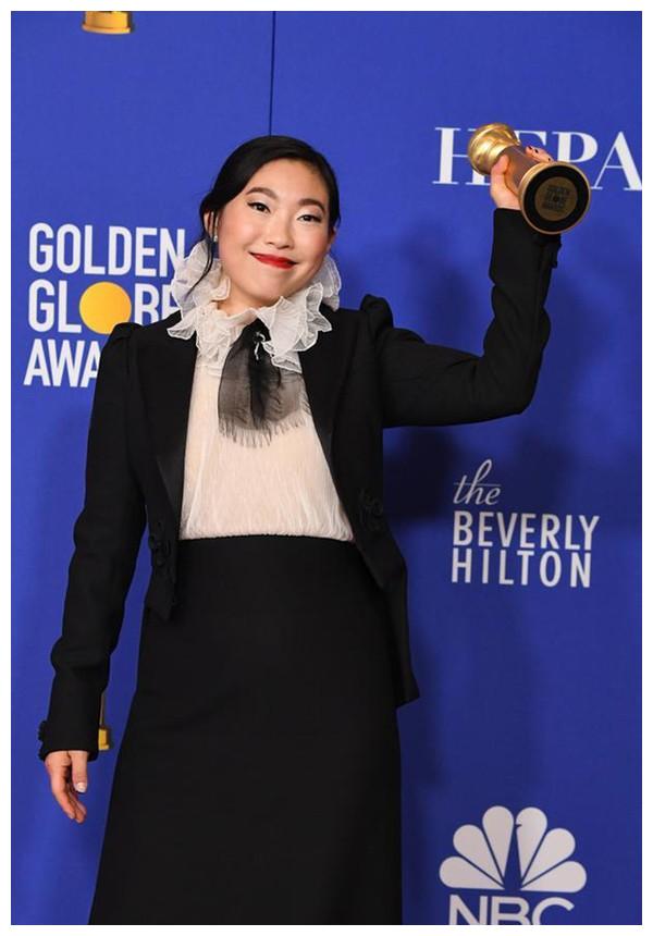 她的百科上可以看出,奥卡菲娜的身份介绍并不仅仅是演员,还是一个歌手