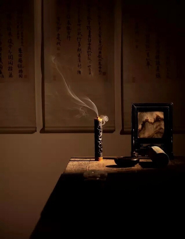 青灯一盏,淡雅陋室观书卷.泼墨山水,乾坤天地紧相连.