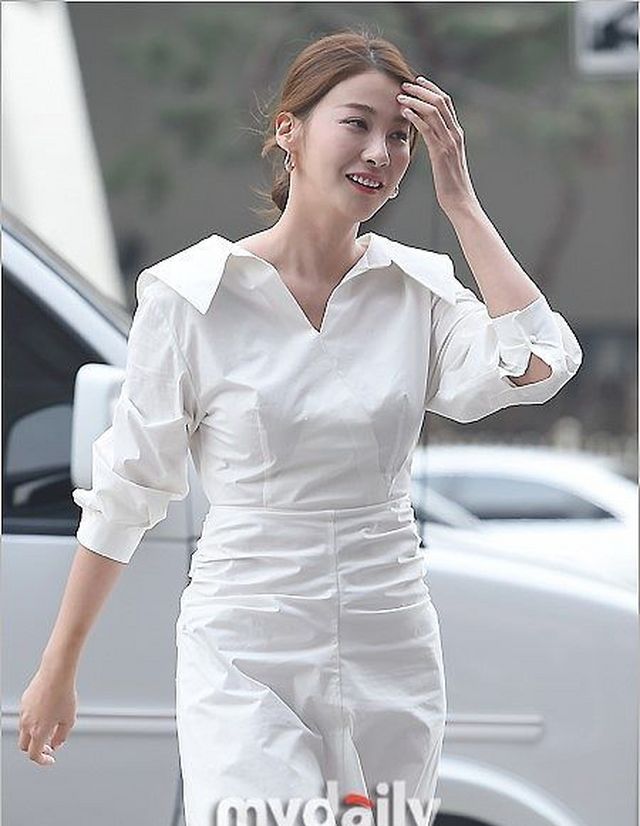 刘仁英白色连体套装,踩超细恨天高走路风度翩翩